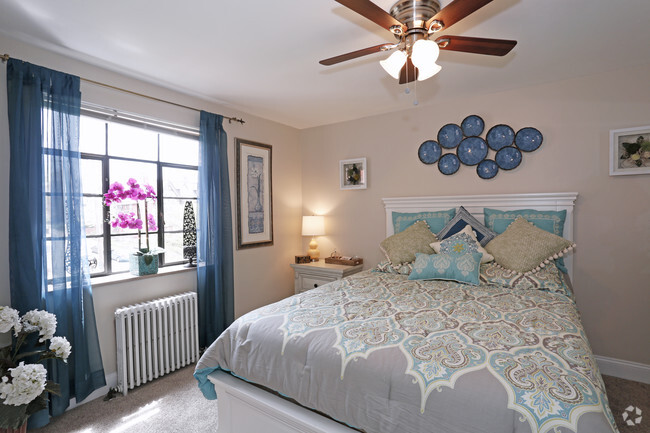 1BR, 1BA - 900 SF - Highland Park Club Apartments