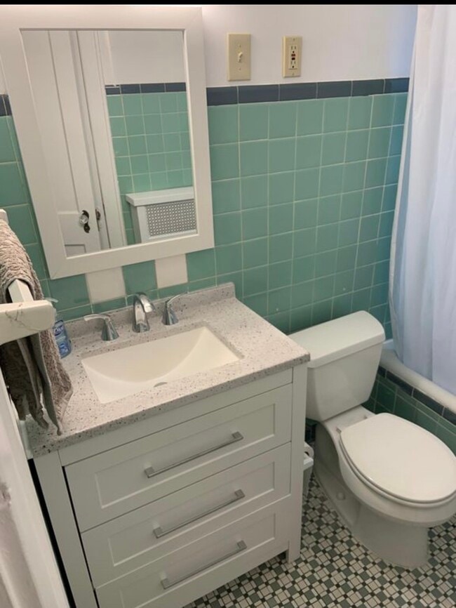 Bathroom - 4419 Erie Ave Unit 2