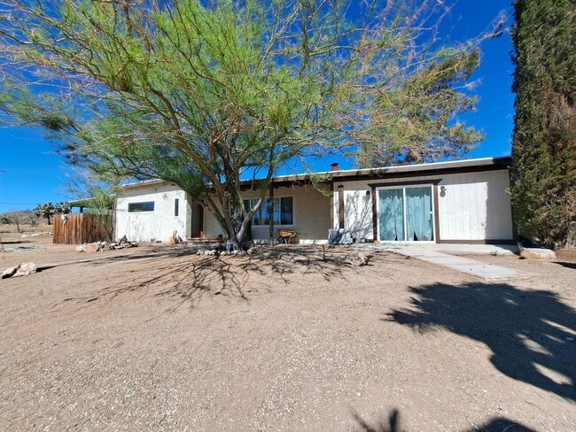 Building Photo - Rural yet close to town rental with acreage.