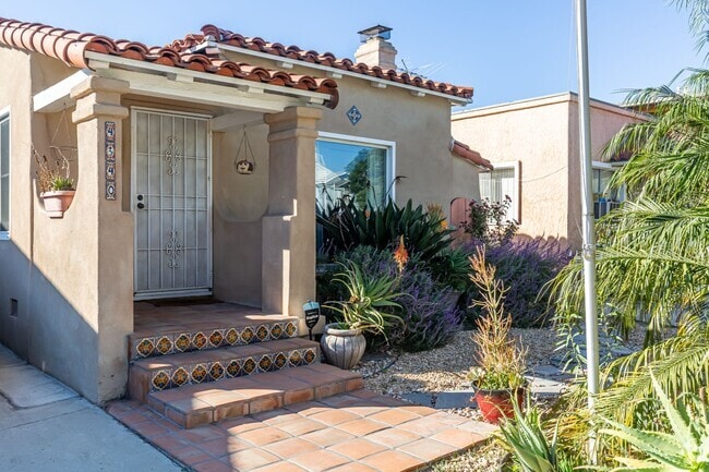 Building Photo - Charming, upgraded, and great outdoor spac... Rental
