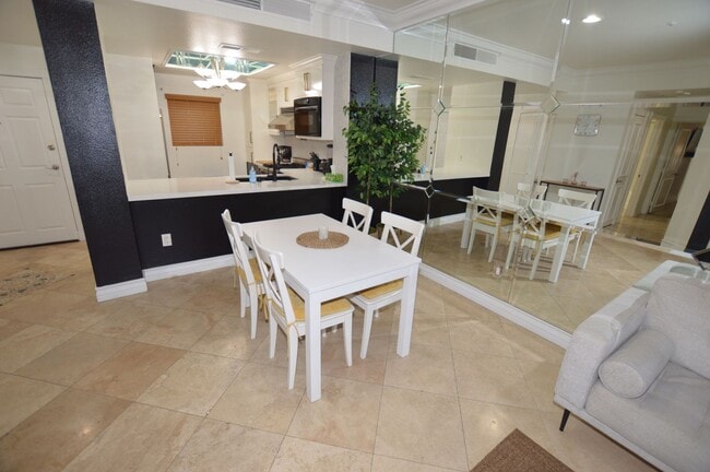 Photo - Newly Remodeled & Furnished Luxury Condo Rental near the Las Vegas Strip! Unidad 127