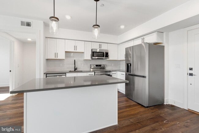 Building Photo - 7037 Ridge Ave Unit 204