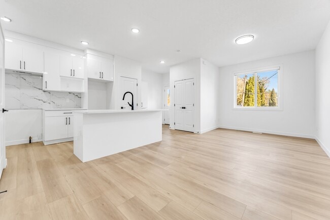 Building Photo - 10631-148 148 St NW Unit 1