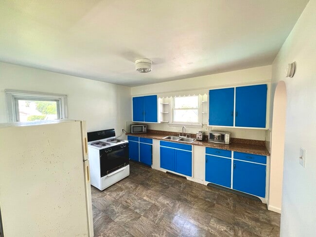 Enter the kitchen via private staircase - 1221 Church St Apartments Unit 1219