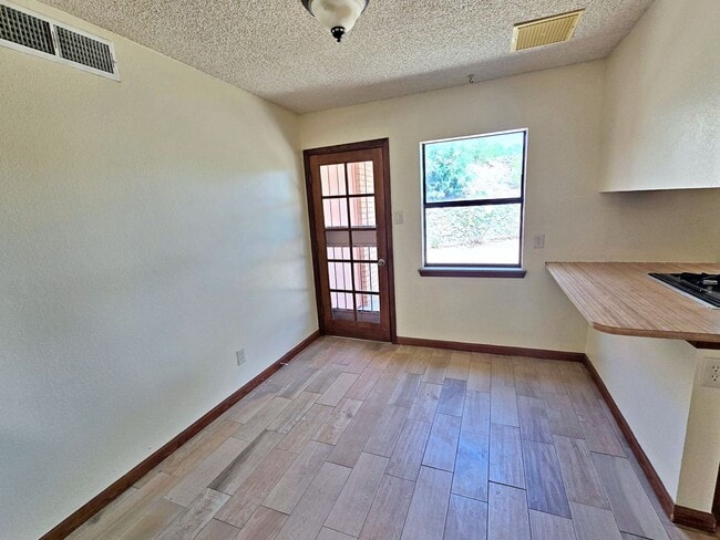 3219 Mountain Ridge Dr