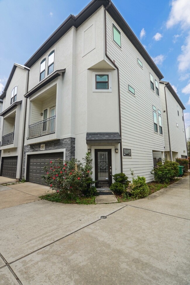 Building Photo - 964 W 24th St Rental