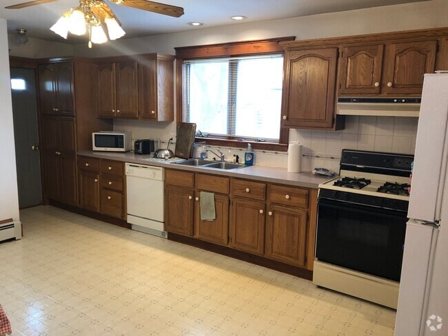 Building Photo - 54 Varnum St Unit 1 Rental