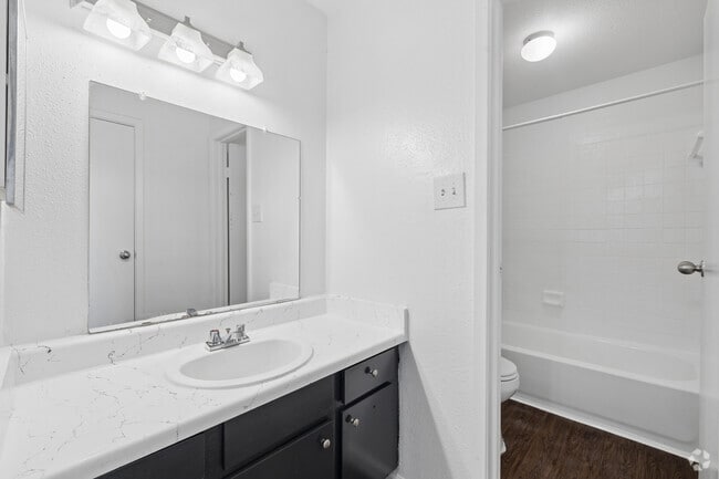 E 2BR, 2BA - 1,040SF - Primary Bathroom