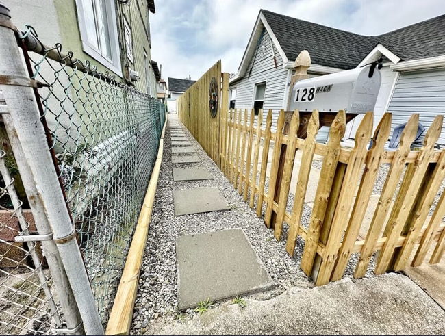 Photo - 128 W Burk Ave