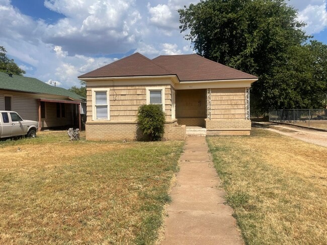 Building Photo - Two Bedroom Two Bathroom Home w/ a BONUS Room