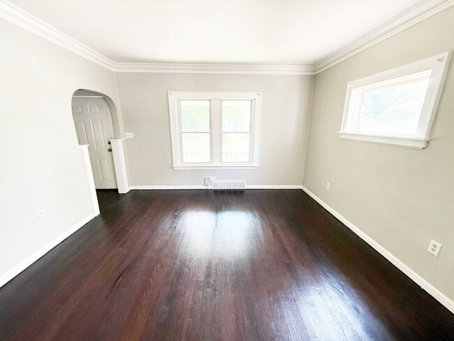 Building Photo - 4 BED 1 BATH SINGLE FAMILY HOME IN MT PLEA...