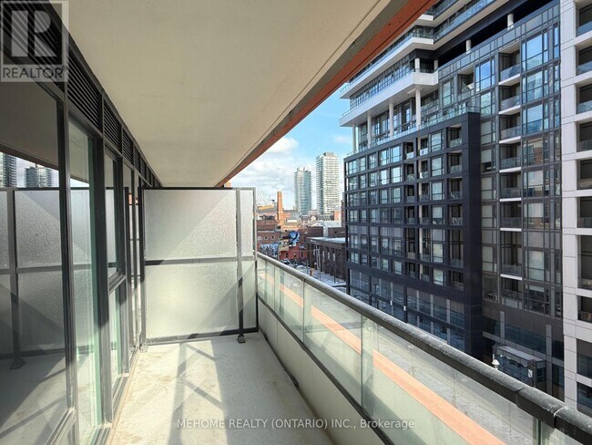 Photo - 180 Front St E Unité 612