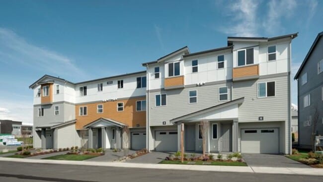 Spacious and Beautifully Landscaped Single... - Spacious and Beautifully Landscaped Single... House