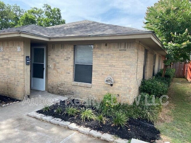 Building Photo - 118 Maple St Unit A