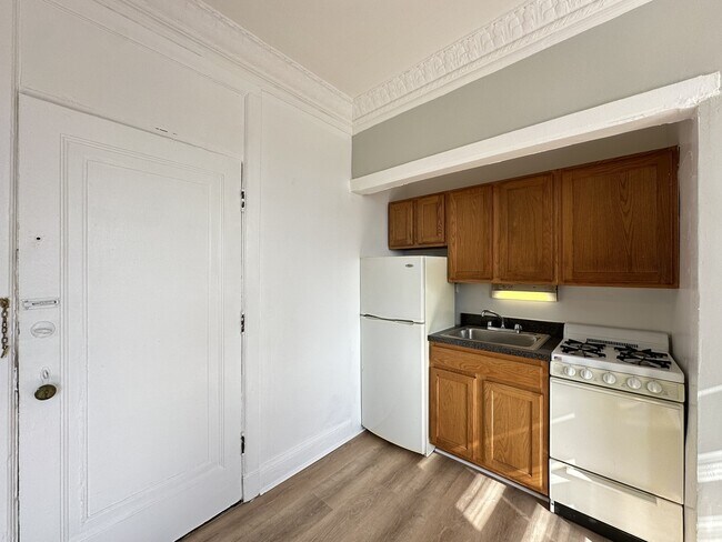 3824 N Fremont Unit 305