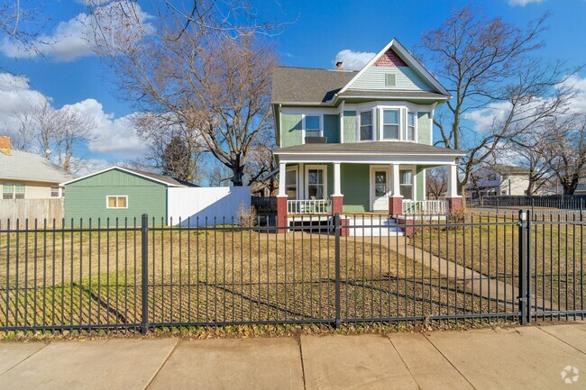 Building Photo - 1002 W Univ Ave Rental