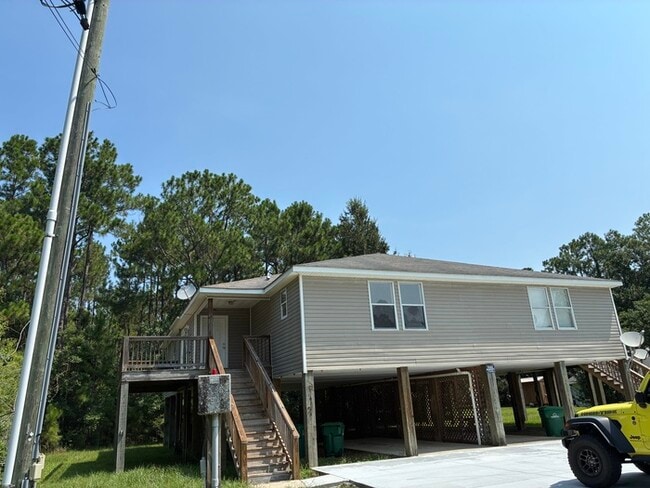 Building Photo - Beautiful 4/2 duplex