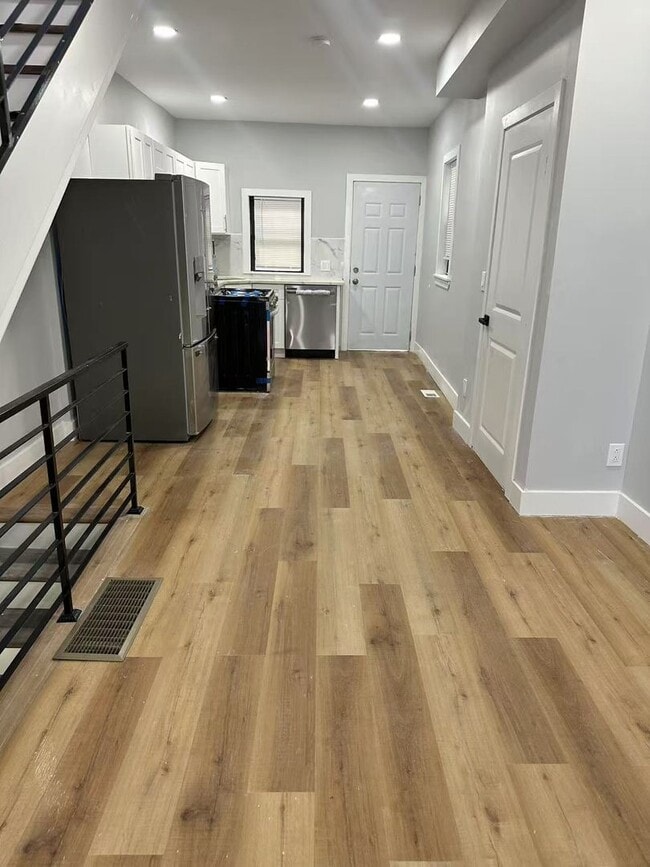 3 bedroom 1.5 bath house available in Sout... - 3 bedroom 1.5 bath house available in Sout...