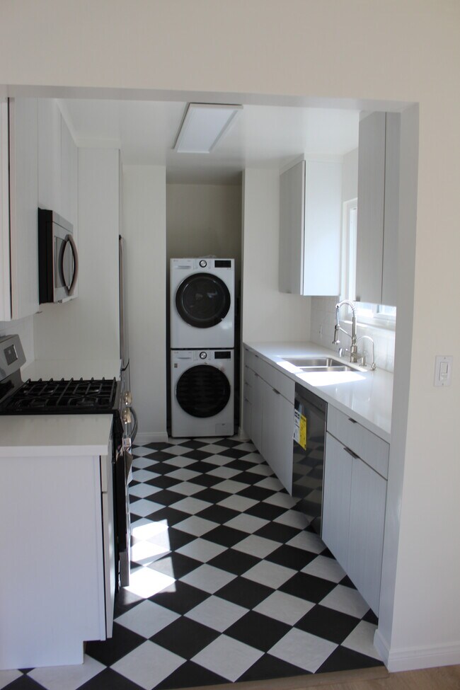 Photo - 5804 San Vicente Blvd