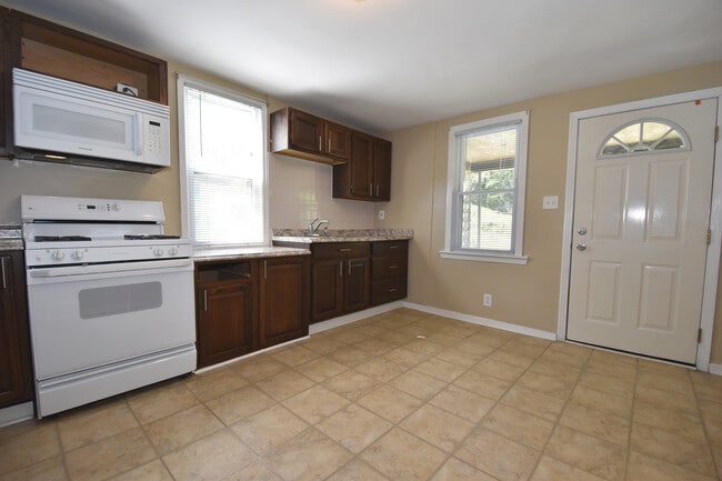 Kitchen - 1021 Joseph St Unit 1