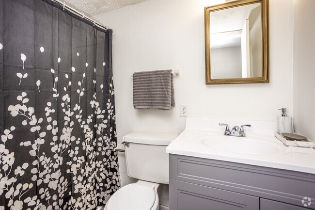 2BR, 2BA - 900 SF