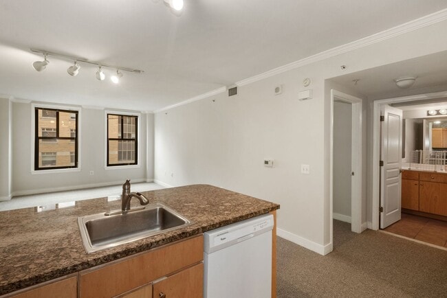 Building Photo - $400 Off! Professionally Managed, Spacious... Unit 722 Rental