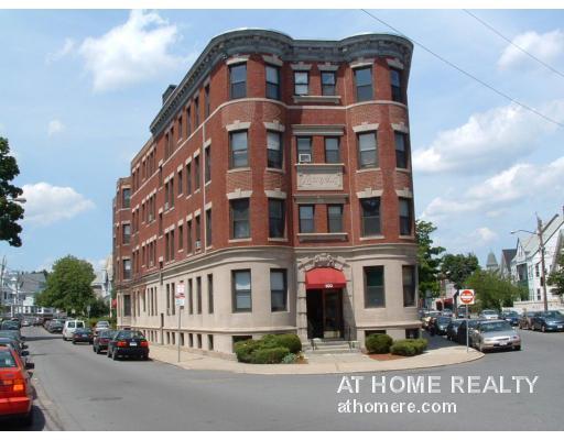 Building Photo - 100 Linden St Unit 12