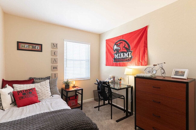 Experience the warmth and functionality of this charming student bedroom, tailored for study and relaxation. - Oxford West