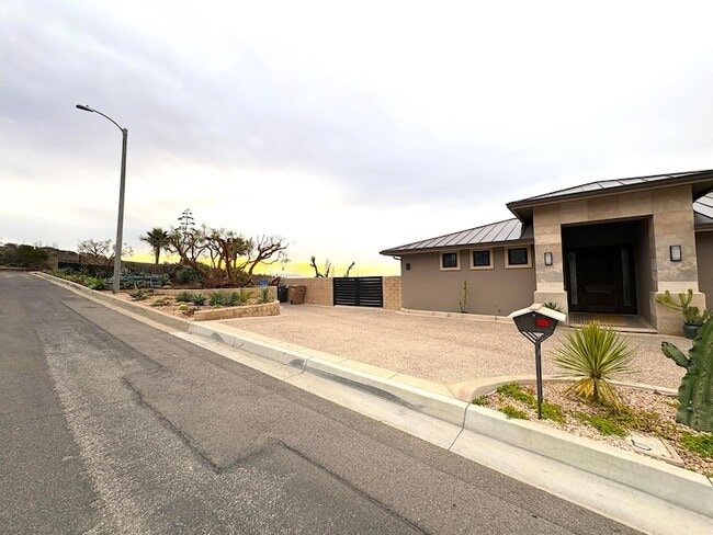 Photo - 5572 Rainier St