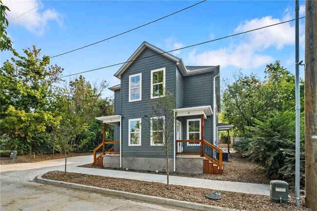 Building Photo - 588 N Willow Ave