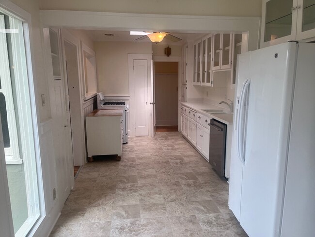 Photo - 1145 Grandview Dr