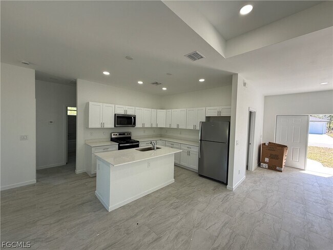 Photo - 1115 Cove St E