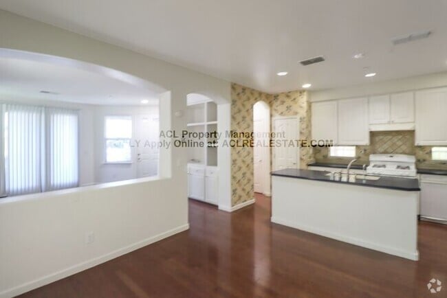 Building Photo - Spacious 3-Bed, 2.5-Bath Home in Prime Bre...