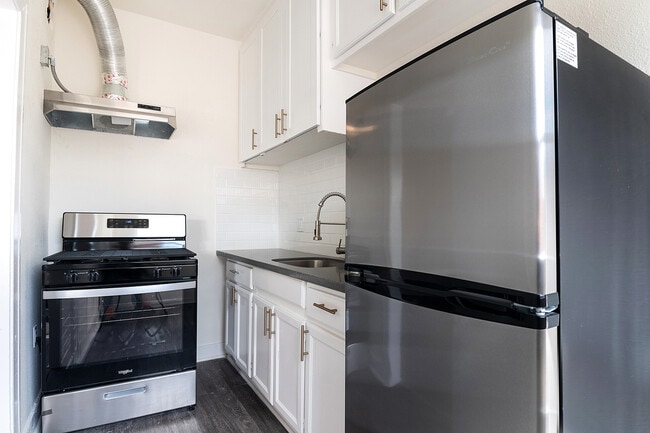 Photo - 440 E 27th St