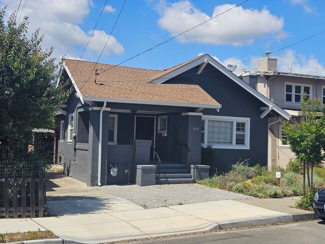 Beautiful Spacious 2 Bedroom Home w/ Updat... - Beautiful Spacious 2 Bedroom Home w/ Updat...