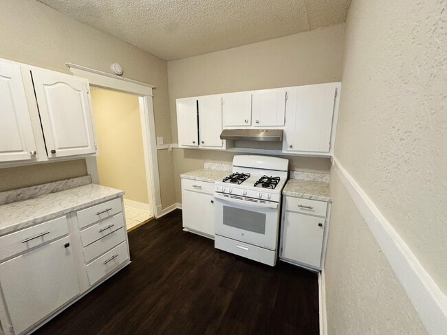 "Charming Retreat in Memphis: Spacious 1171 Sq Ft with Full Bathroom!"