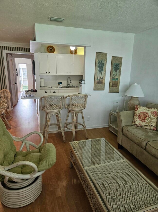 Building Photo - 680 Horizon W Unit 211