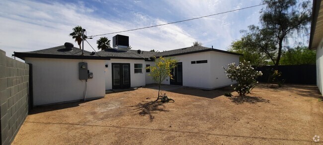 Building Photo - 1420 E Almeria Rd Rental