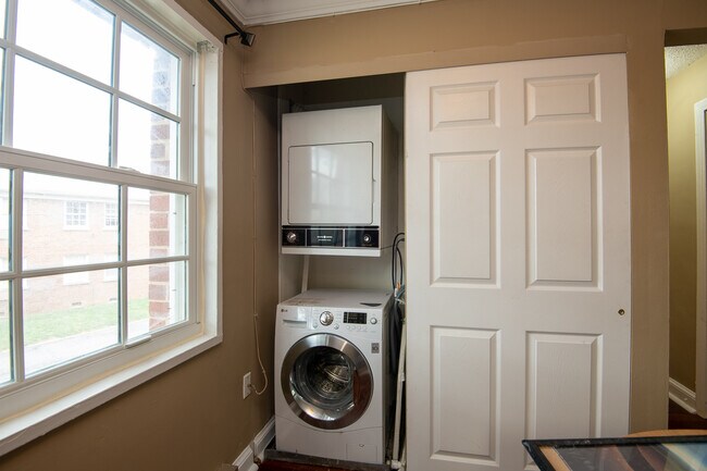 Photo - 1732 W Abingdon Dr Unit 102