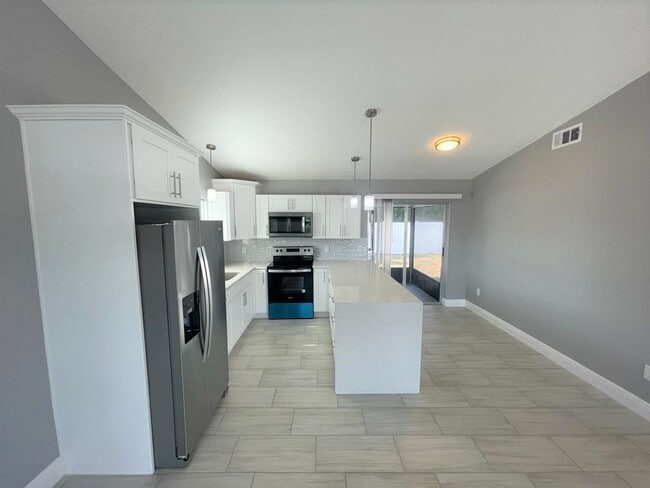 130 E 17th St Unit 1