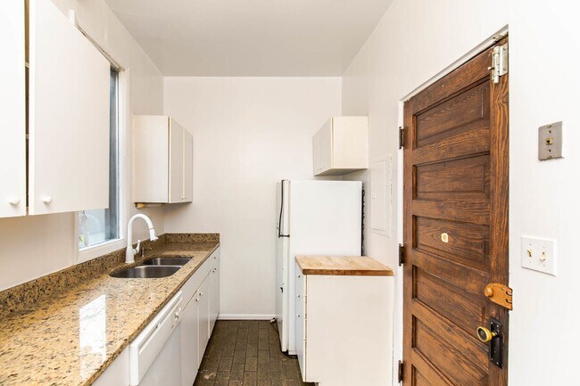 Photo - 1015 W Wolfram St Unit 2