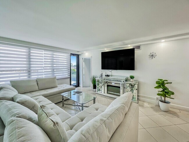 Photo - 5225 Collins Ave Unit 517