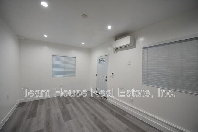 7260 Yolanda Ave