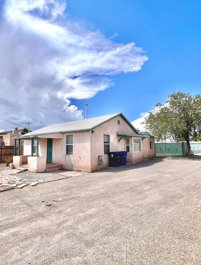 Building Photo - 615 Candelaria Rd NW
