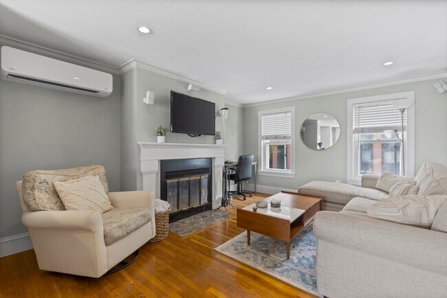 Photo - 256 W 3rd St Unidad 2