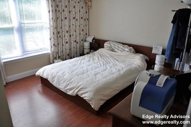 Photo - 140 Newton St