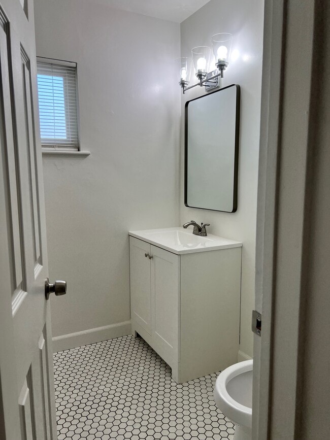 Building Photo - 2516 Drake St Unit 2516 Rental