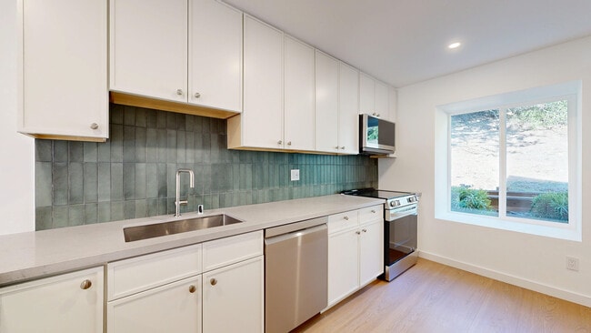 Photo - 50 Corte Real Unit 2