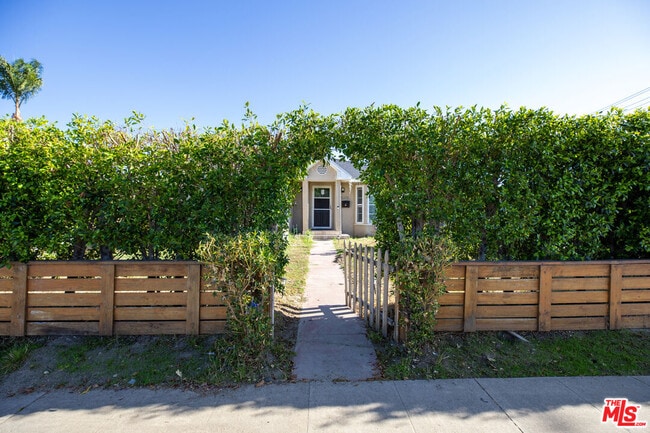 Building Photo - 4216 W Victory Blvd