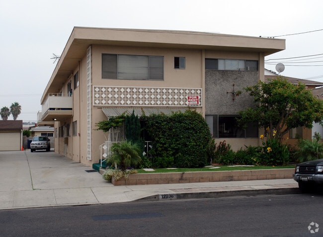Building Photo - 12236 Manor Drive Rental